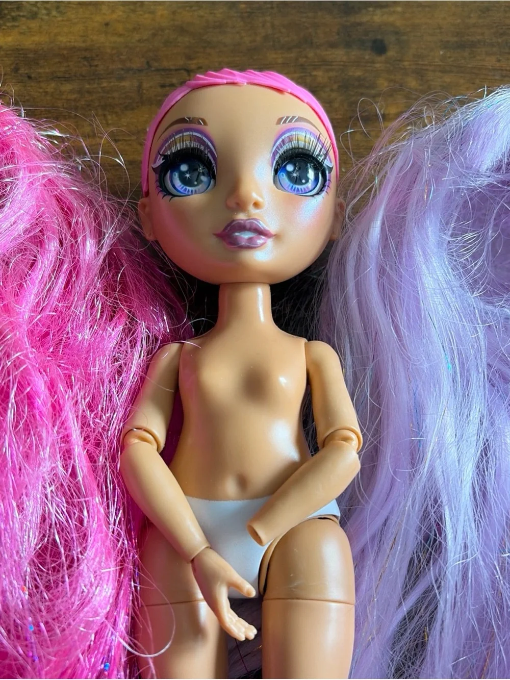 Rainbow High Avery Styles with 2 wigs MISSING HAND 11”